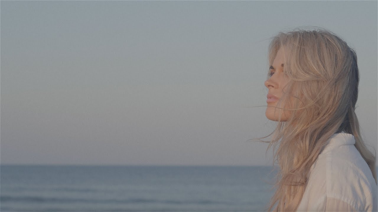 Alana Springsteen - christmas comes in waves (Official Visualizer)